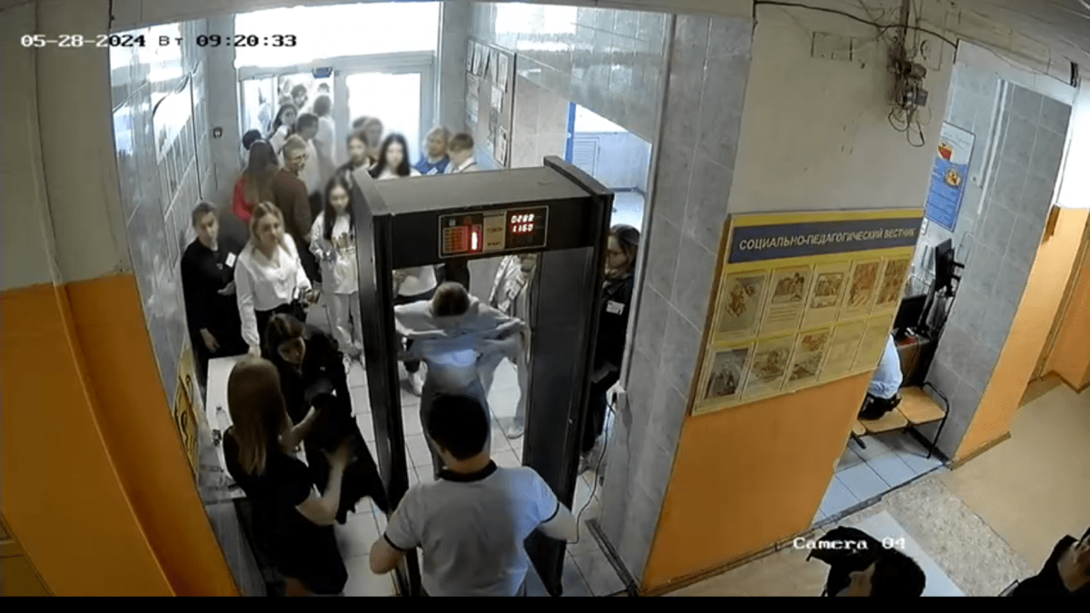 Фото: скрин видео с камеры наблюдения в школе.