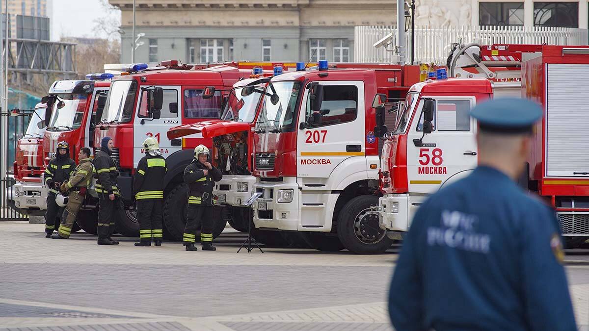 Спасатели ликвидируют пожар в районе Покровское-Стрешнево | Вечерняя Москва  | Дзен