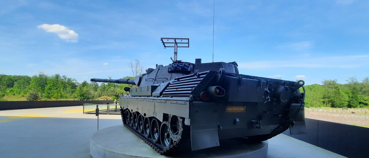 Леопард 1А5 передан ВСУ в количестве около 100 штук. Большинство бронетехники, которую передают ВСУ, составляют устаревшие или устаревающие образцы, выведенные в резерв. Тем не менее, на них все еще можно успешно воевать. 