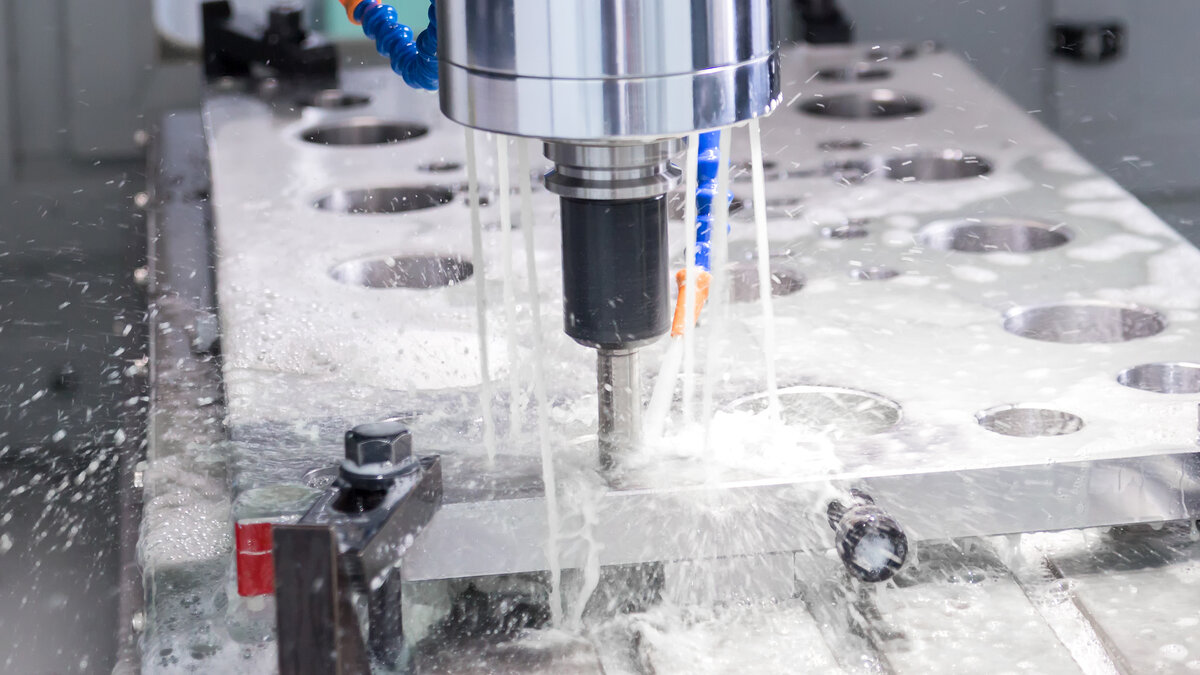 Процесс металлообработки. Источник изображения: oYOo / Shutterstock.com