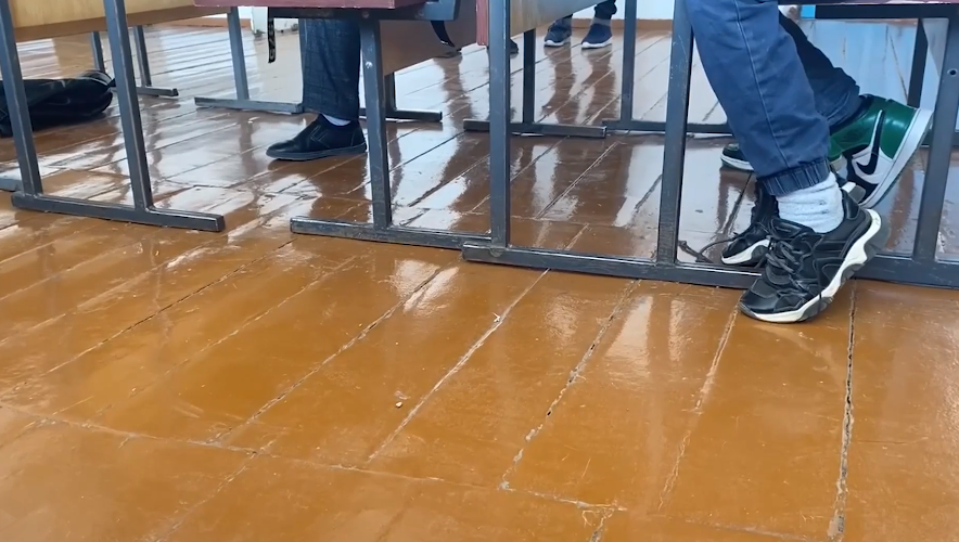 На кадрах с видео не видно самого нападения, но слышен плач школьника и крик учителя
