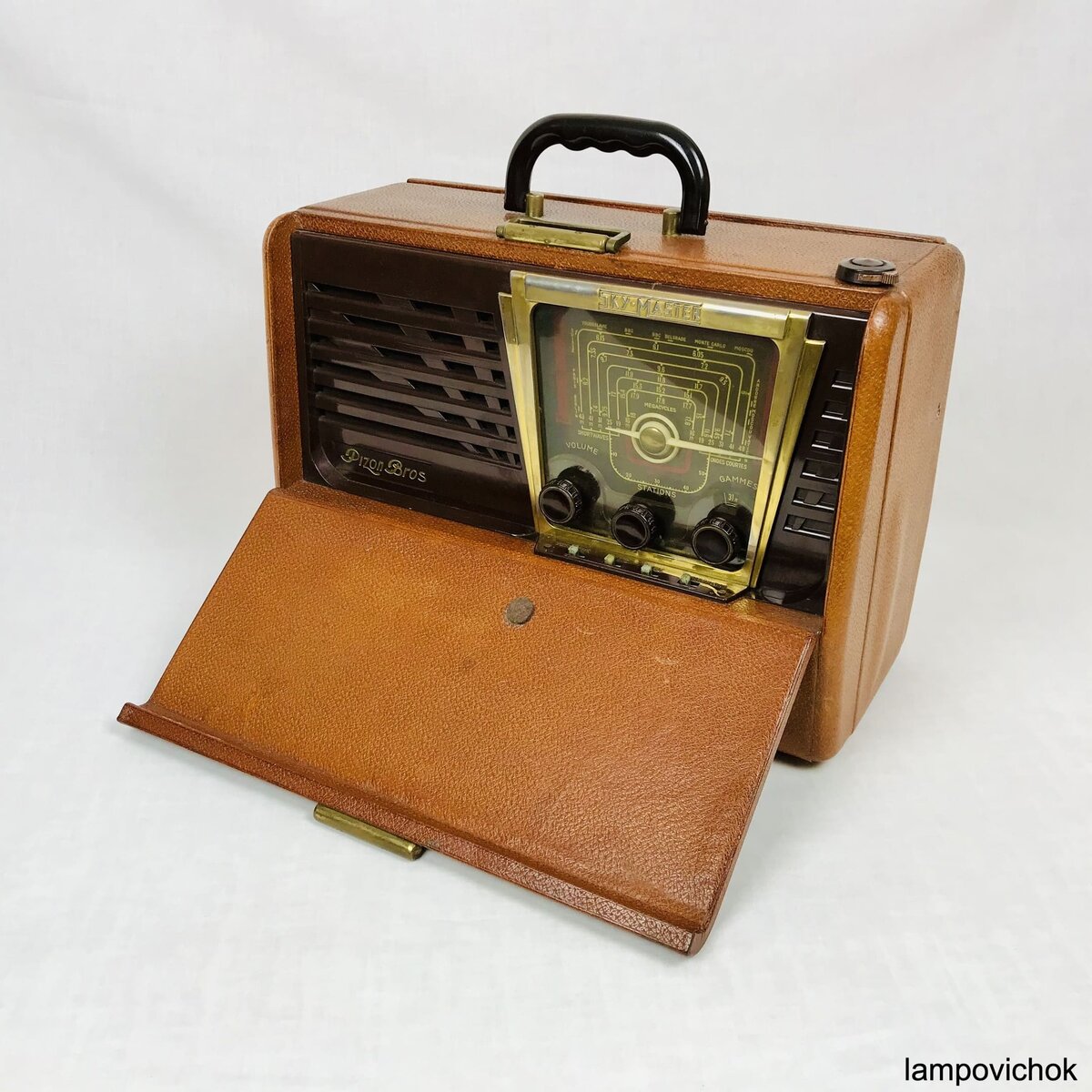 Портативный ламповый радиоприёмник Sky-Master 53 Type G фирмы Pizon Bros (JMP); Paris, 1953 год.