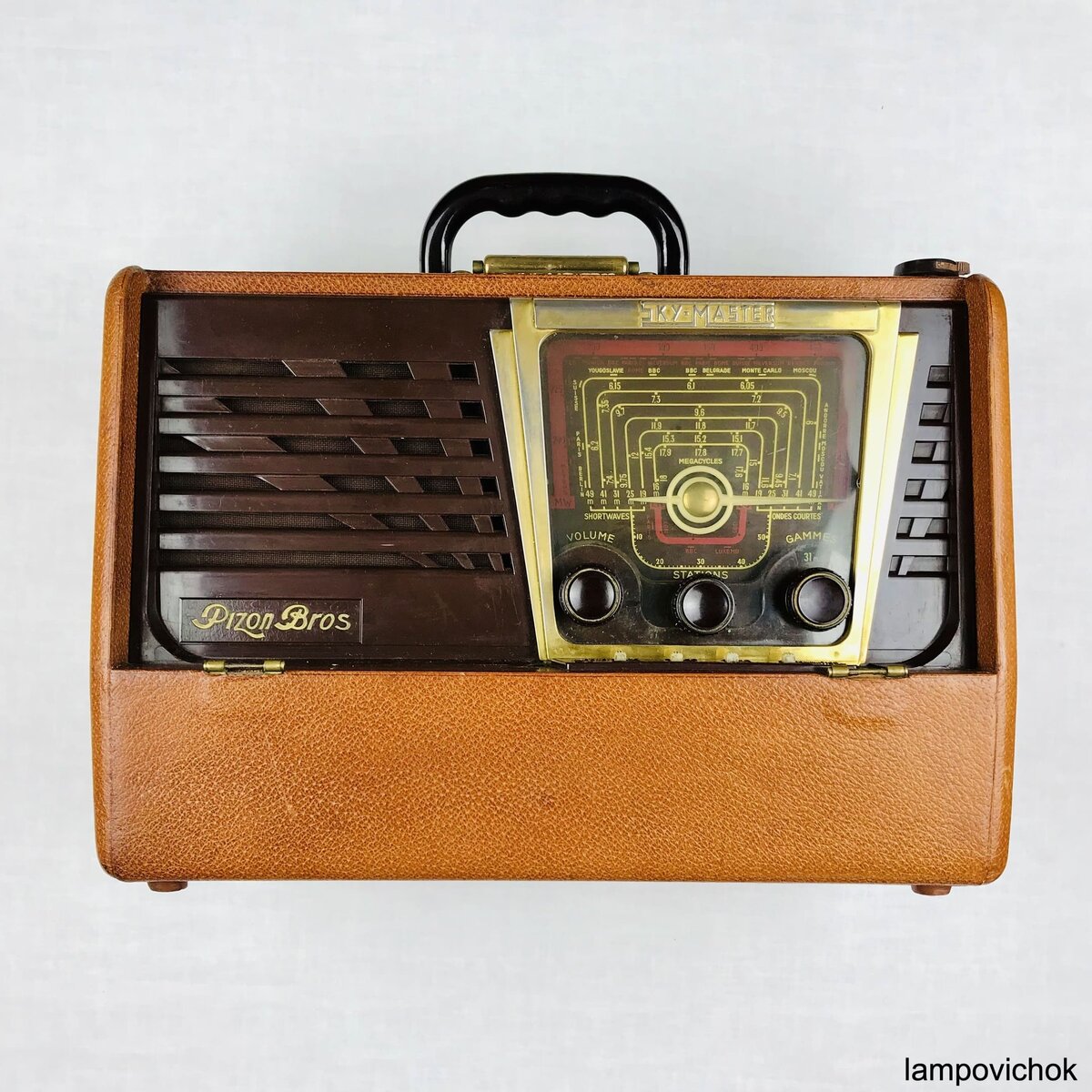Ламповый радиоприёмник Sky-Master 53 Type G с снятой крышкой. 