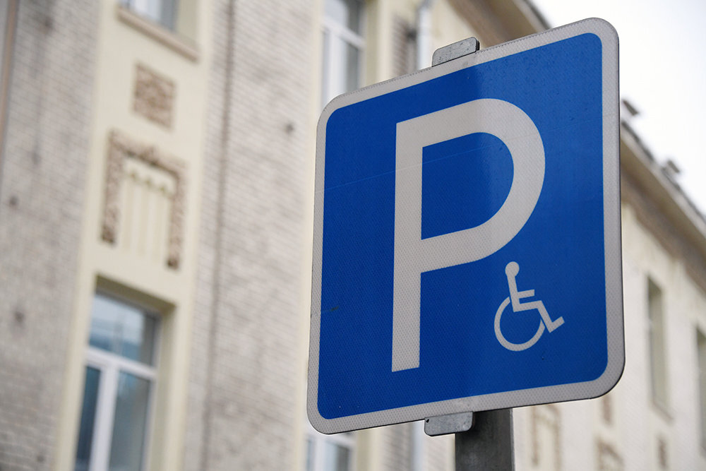 На каждой автомобильной парковке должно быть не менее 10% мест для инвалидов
