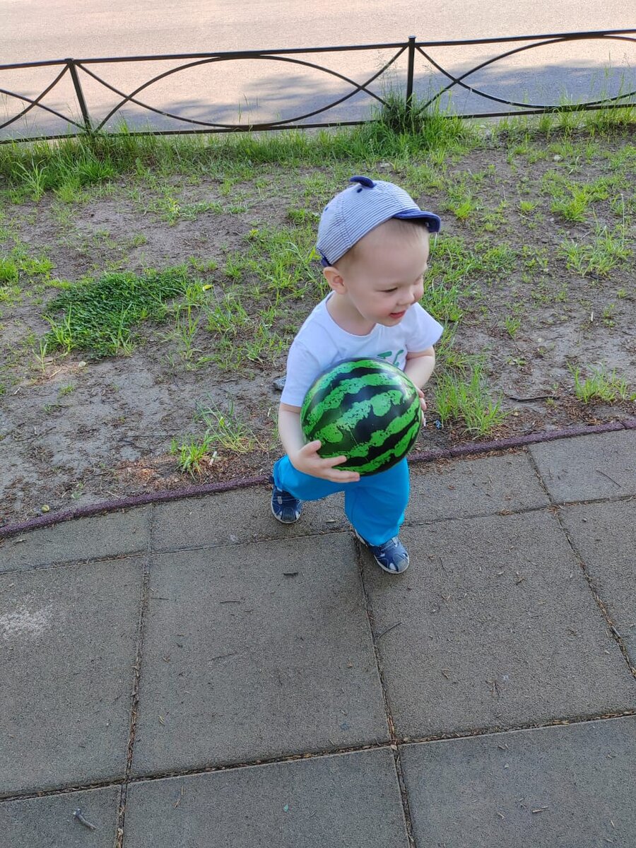 Петя с мячом