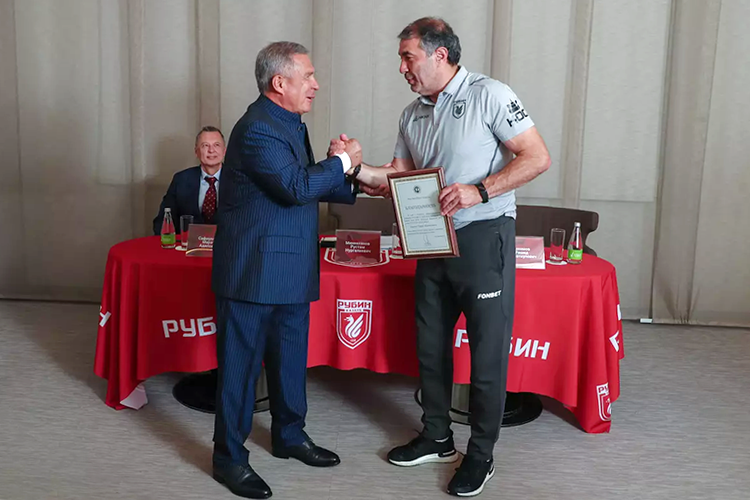    Футбольный клуб «Рубин» и главный тренер команды Рашид Рахимов заключили новое соглашение. Контракт рассчитан на ближайшие два сезона, до 2026 года.   
Фото: rubin-kazan.ru