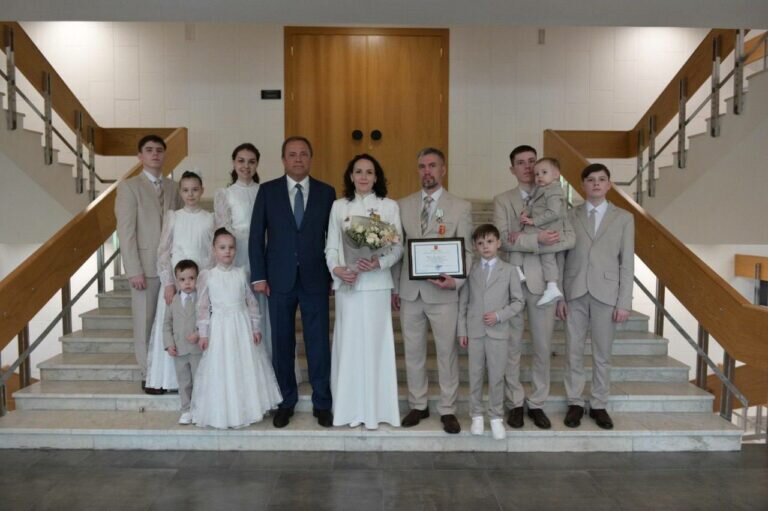    Игорь Комаров вручил орден «Родительская слава» семье из Чувашии Андрей Севостьянов