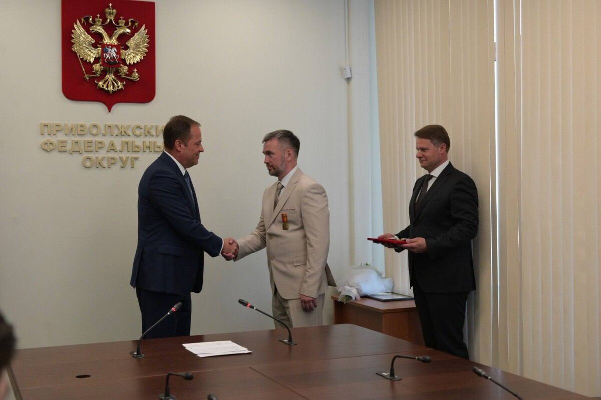    Игорь Комаров вручил орден «Родительская слава» семье из Чувашии Андрей Севостьянов