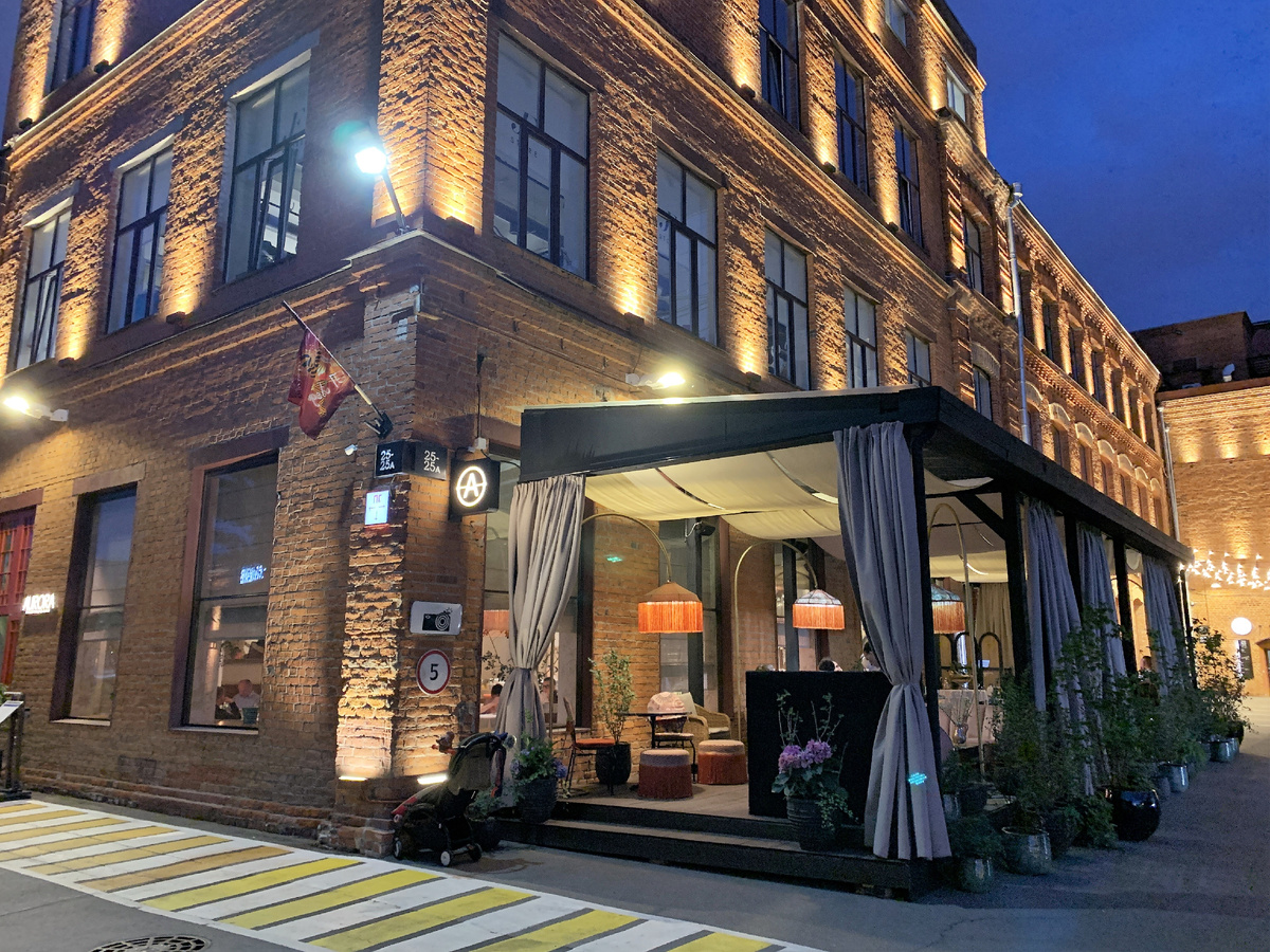 Пришел засветло - ушел затемно. Веранда ресторана "Аврора".