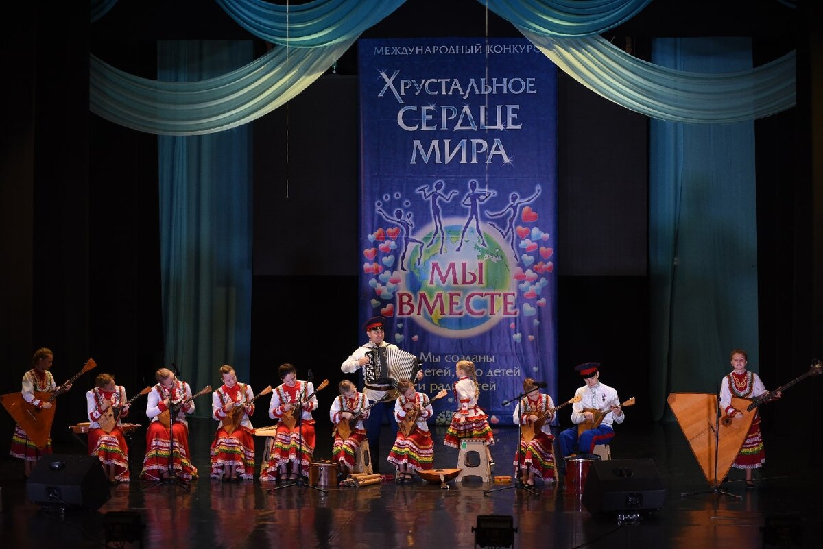 Образцовый ансамбль народных инструментов «Донцы» на Международном фестивале «Хрустальное сердце мира» забрал Гран-при.