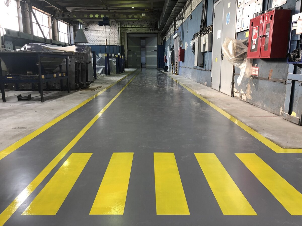 Полимерное покрытие пола толщ. 2,5 мм. Гладкое матовое покрытие с нанесением разметки.