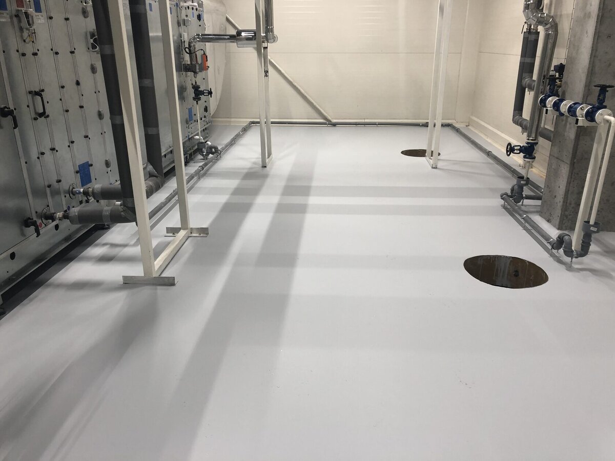 Эпоксидное покрытие пола толщиной 3 мм, защитный матовый лак. Площадь 300 м2.