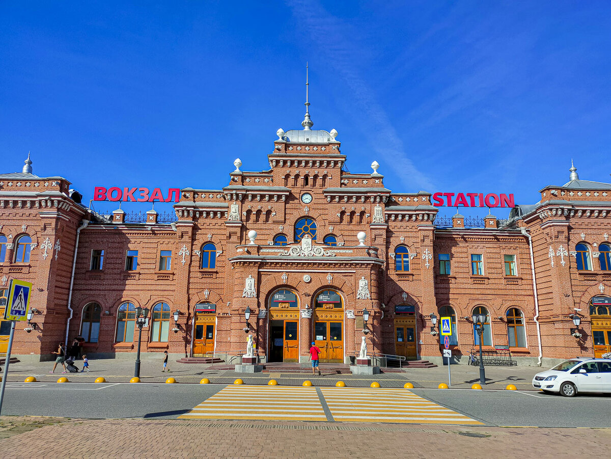 Очень примечательный. Кошек можно рассмотреть