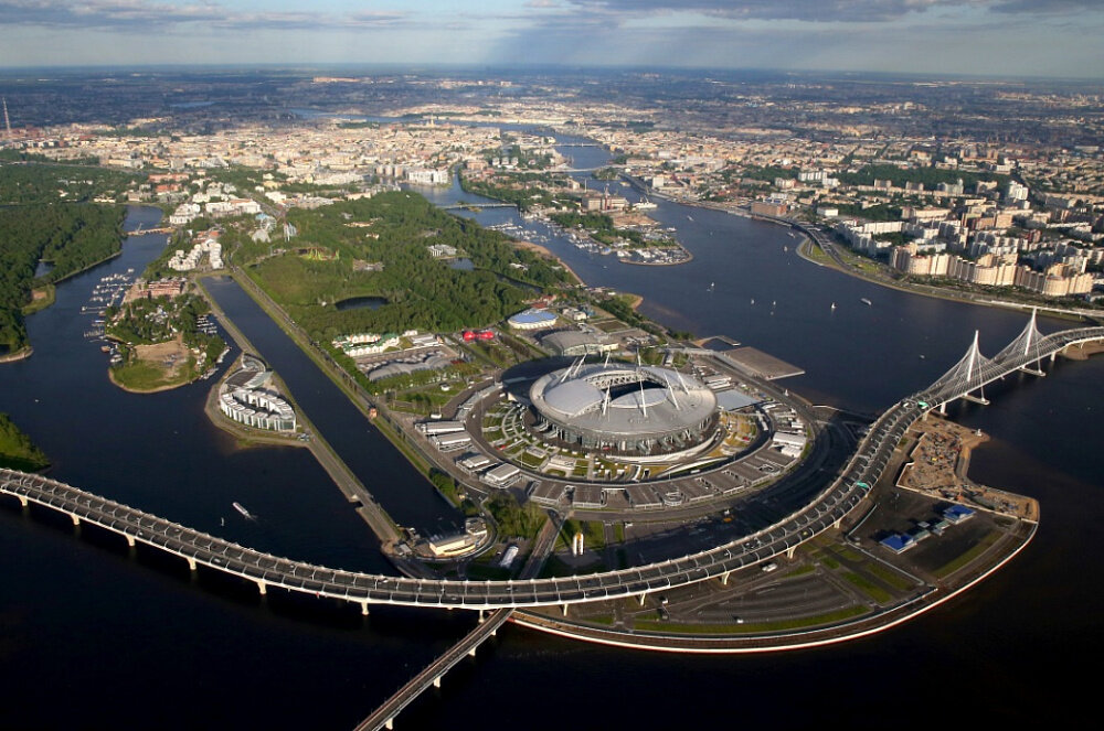 В западной части Крестовского острова находится спортивный кластер и парк, а элитное жилье — в восточной. Фото — https://dergachev-va.livejournal.com