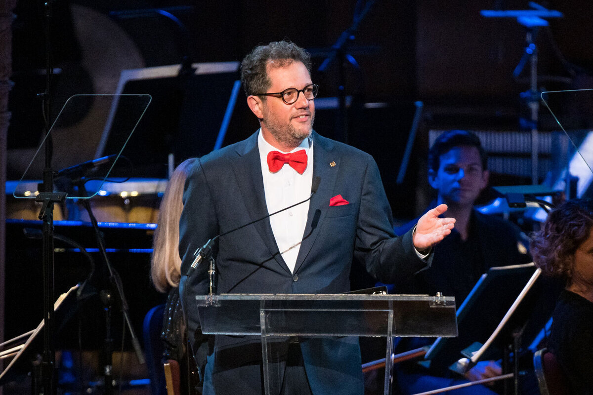    Майкл Джаккино выступает в Центре исполнительских искусств Джона Ф. Кеннеди в Вашингтоне, 20 декабря 2019 года   
NASA/via Globallookpress.com/www.globallookpress.com