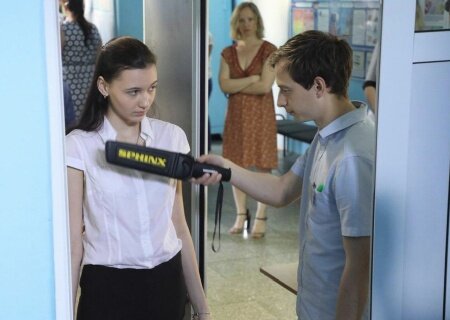    Воронежских школьниц заставили раздеться на улице перед сдачей экзамена