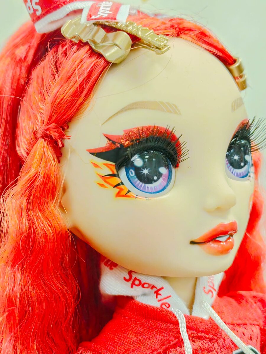 Руби демонстрирует свои шикарные ресницы))