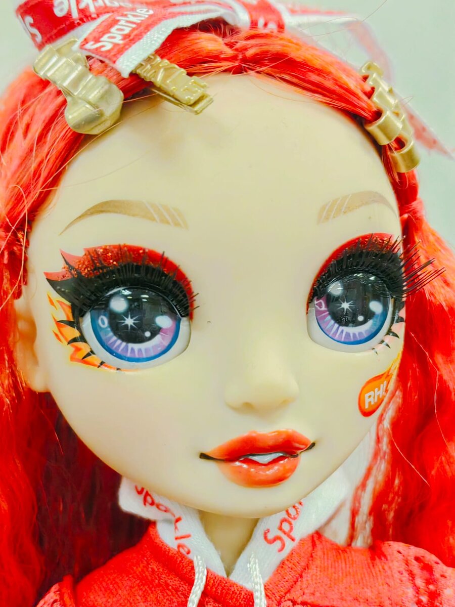 Руби демонстрирует свои шикарные ресницы))