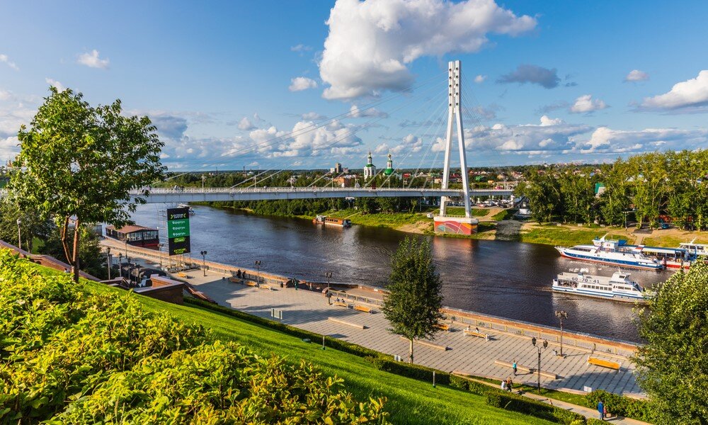 Тюмень мост. Студенческий кампус тюмень. Мост влюбленных тюмень. Река в тюмени на набережной. Тюмень новые места.