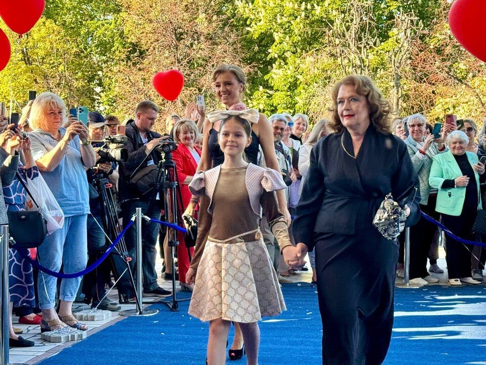    Ирина и Ксения Алферовы выбрали для звездной дорожки тотал-блэк Марина ДОЛГОВА