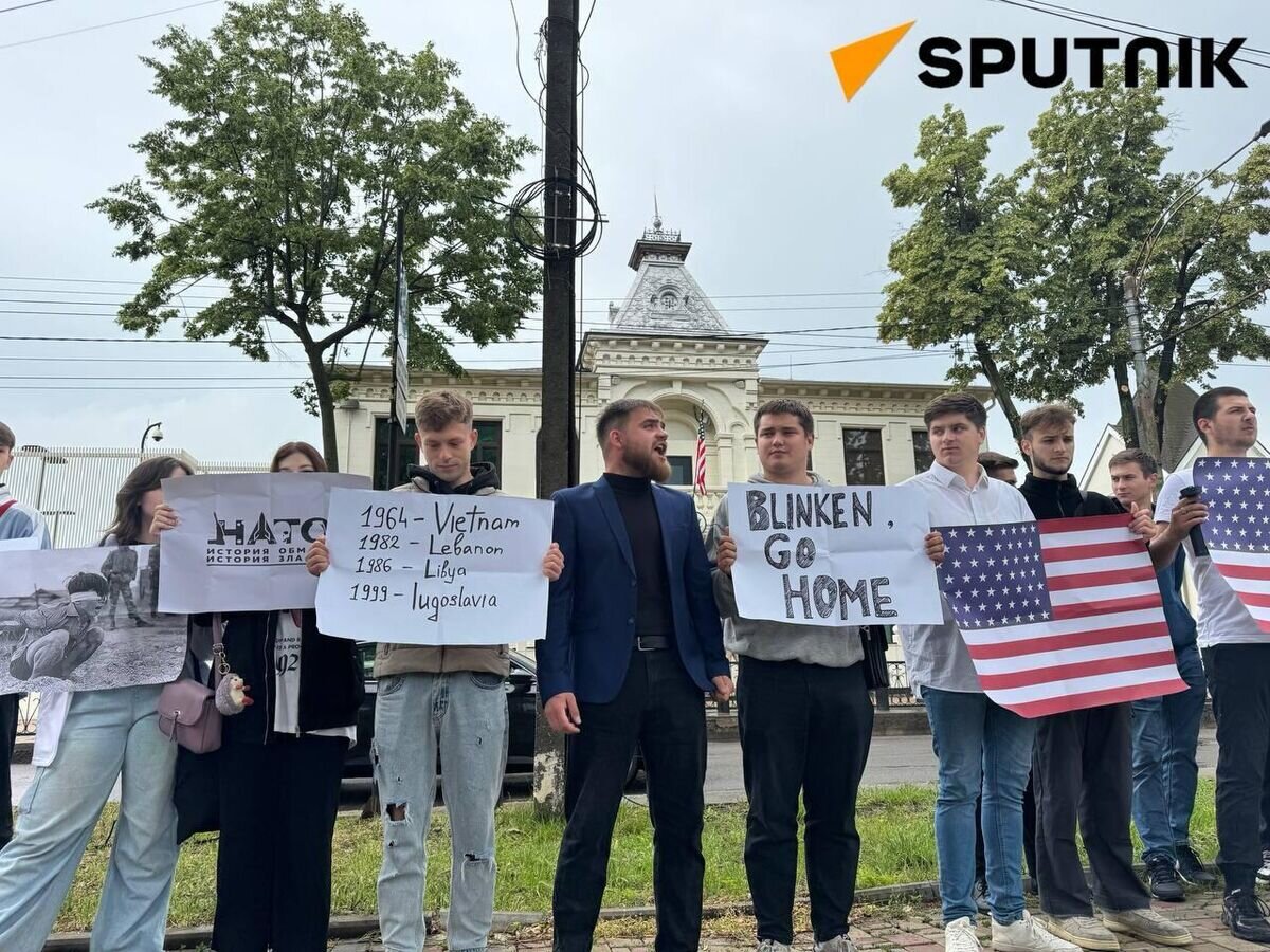    Акция протеста у здания посольства США в Кишиневе© Sputnik