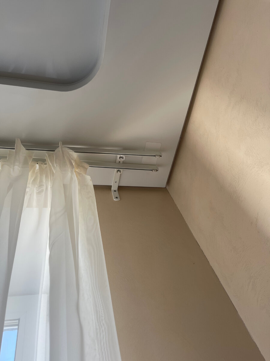 Раненый потолок. Надеюсь, что со шторой будет не так бросаться в глаза 