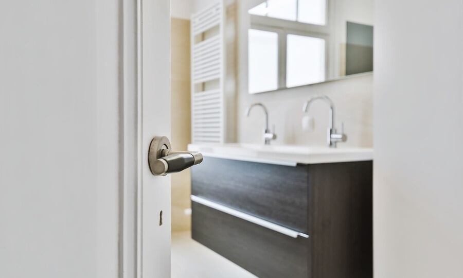 Как выбрать дверь в ванную комнату