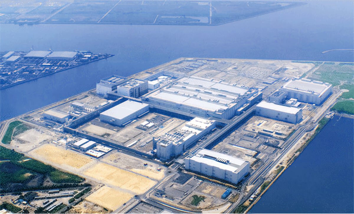 ЗАВОД SHARP В САКАИ. ЗДАНИЕ В ЦЕНТРЕ - ЭТО ЗАВОД ПО ПРОИЗВОДСТВУ ЖК-ПАНЕЛЕЙ