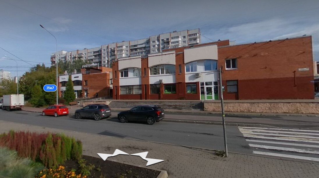 Сейчас там Перекрёсток с рейтингом 4.4