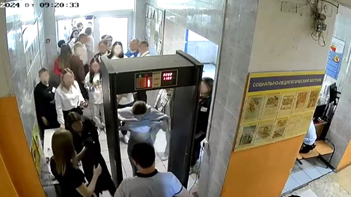 А вот как проходил досмотр школьниц перед ЕГЭ. Запись с камеры видеонаблюдения