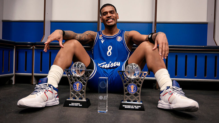    Ксавьер Рэтан-Мэйс с наградами за сезон в Единой лиге ВТБ.БК «Енисей»