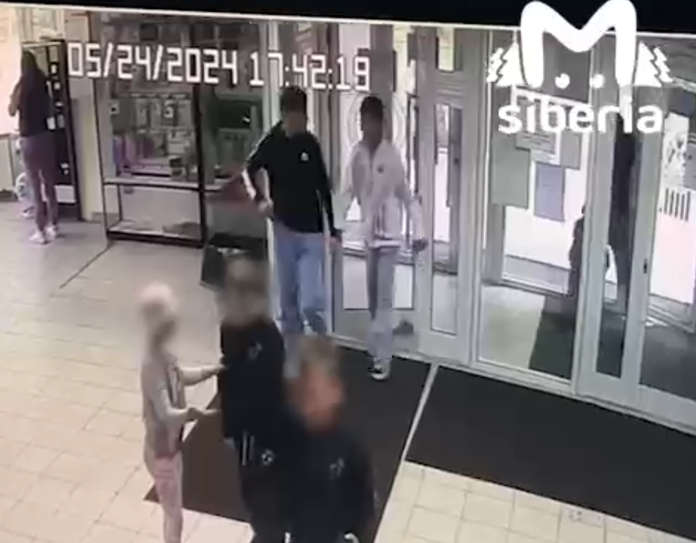 Сначала в бассейн зашёл главарь банды. Поняв, что жертвы прячутся внутри, он позвал и остальных. 