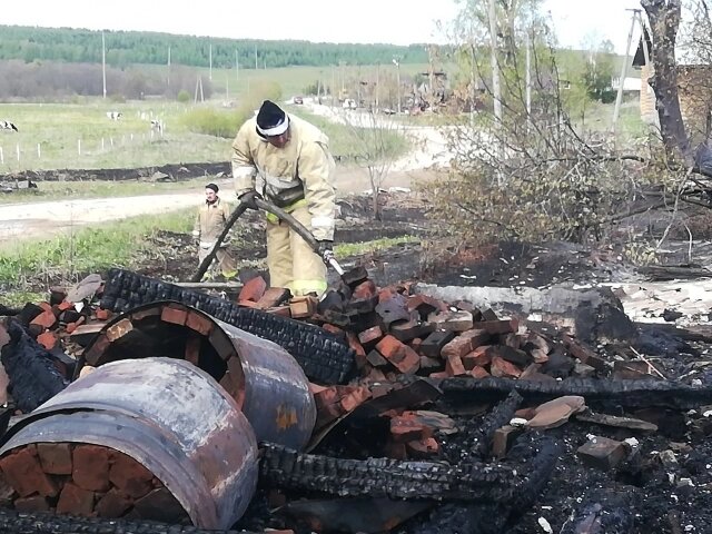    Пожарные продолжают проливку, чтобы недопустить повторного возгорания. Фото: «АиФ-Урал»/ Рада Боженко