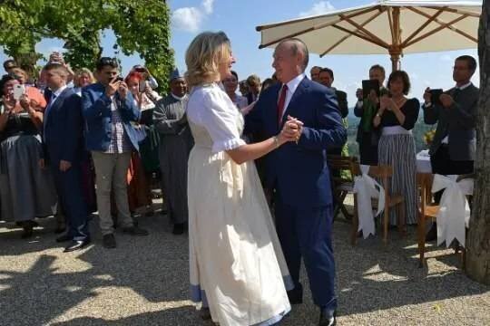   Экс-глава МИД Австрии Карин Кнайсль показала свою петербургскую квартиру