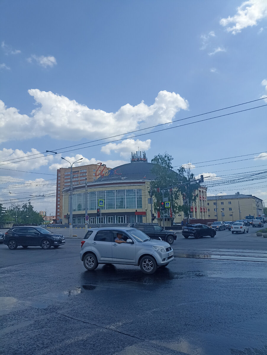 Фотографию сделала сегодня. Улицы только после промывки