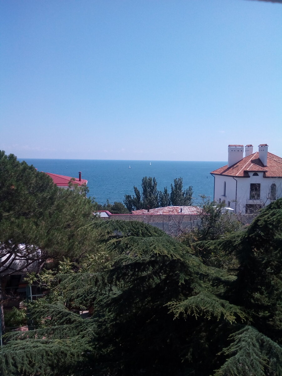 Вид из номера гостевого дома. Феодосия'2021. Фото автора