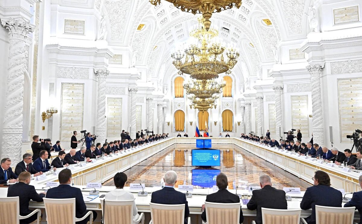 Фото: Григорий Сысоев / РИА «Новости» / с сайта Кремля (http://static.kremlin.ru/media/events/photos/big2x/N22EXAdQizAhkUNA3Gh0uUOKdJ4oMQOZ.jpg)