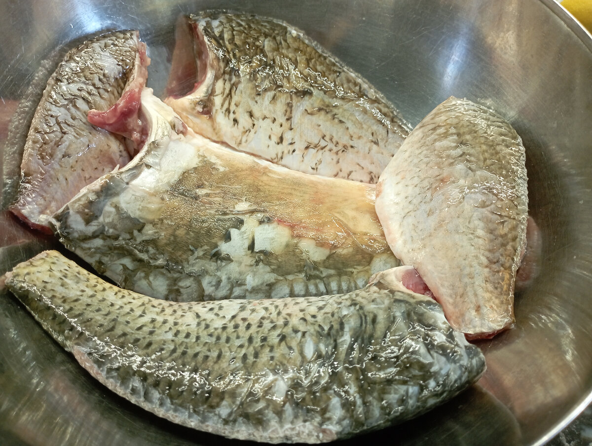 Рыба почищена и выпотрошена. 