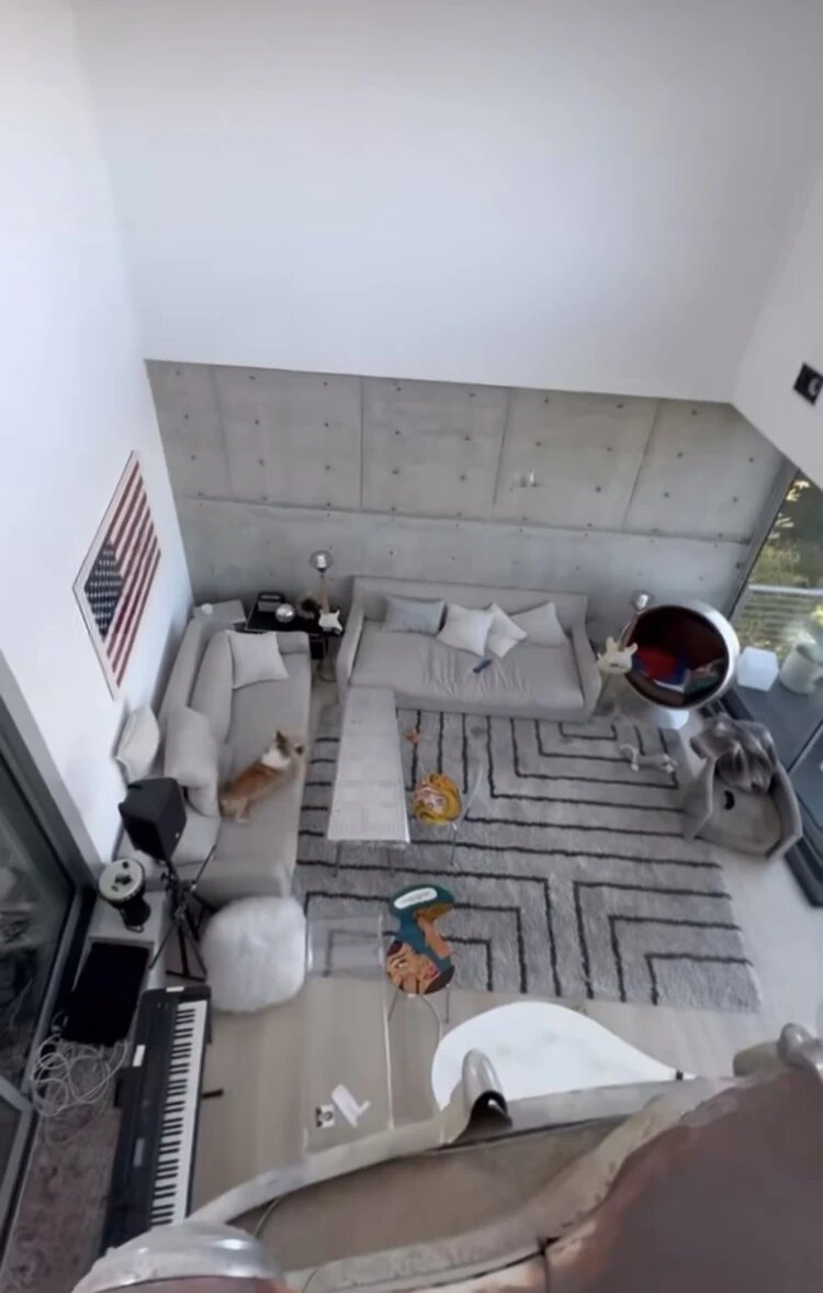 Воробьев повесил дома флаг США 
Фото: Личная страничка героя публикации в соцсети.