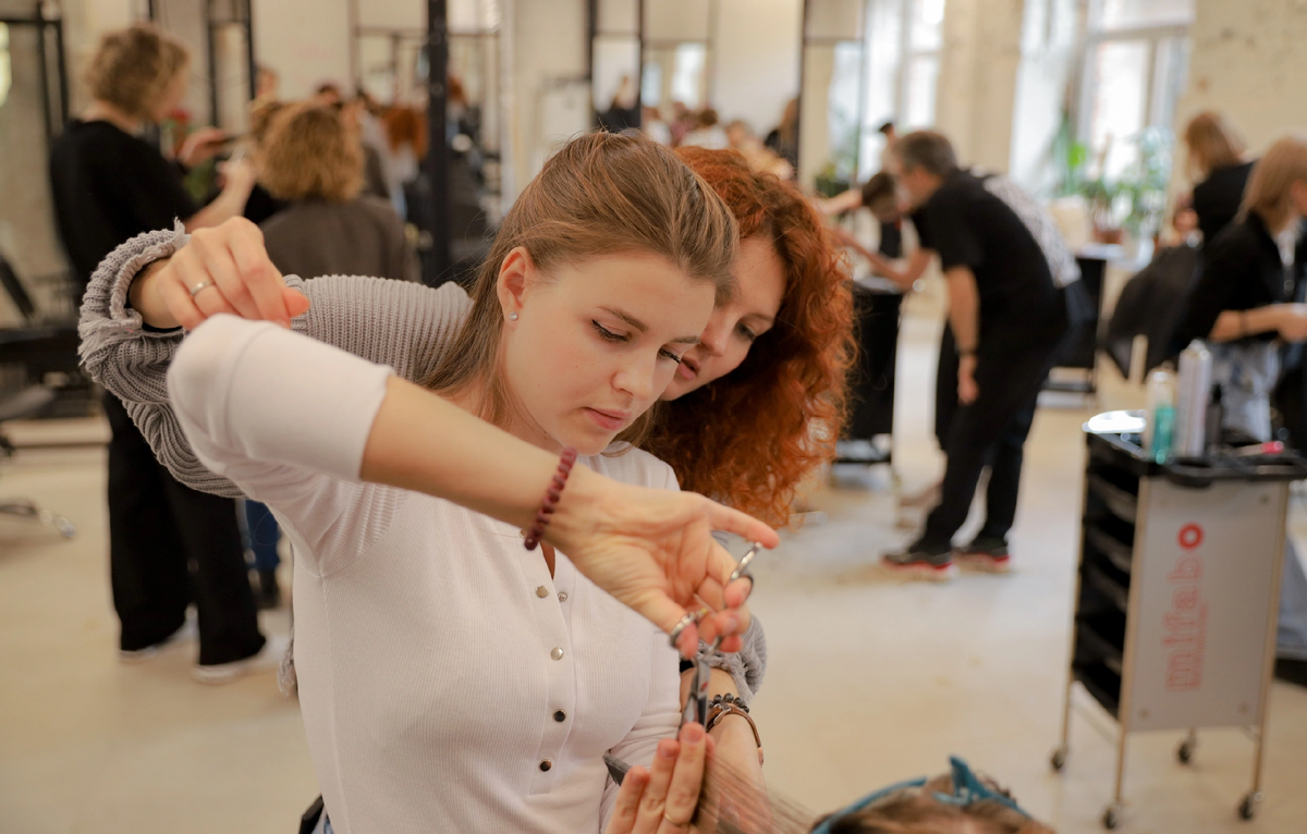 Курс по женским стрижкам "каре" и "боб", тренер школы DEMETRIUS Лена Марей