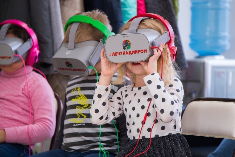 Дети на показе VR-фильмов «Лечу над Миром»