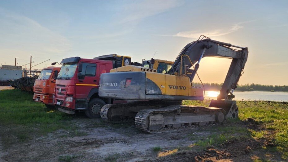    Техника, изъятая с территории нелегальной свалки в Кронштадтском районе Петербурга, май 2024 года. Автор фото: Пресс-служба комитета по природопользованию Петербурга