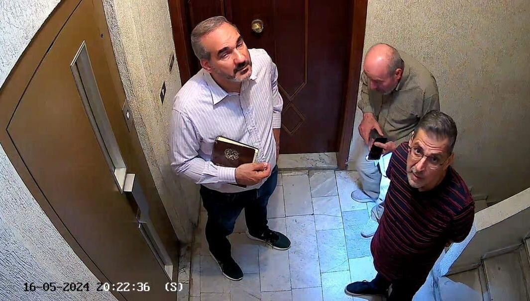 Фото прислано через WhatsApp с данным предупреждающим текстом