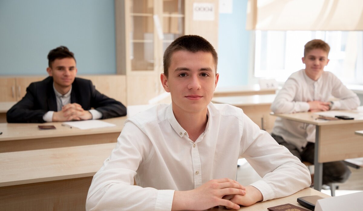 ЕГЭ по русскому языку обязательно для выпускников средней школы. Источник фото: https://edu.gov.ru/press/8489/v-rossii-startoval-osnovnoy-period-ege-2024/