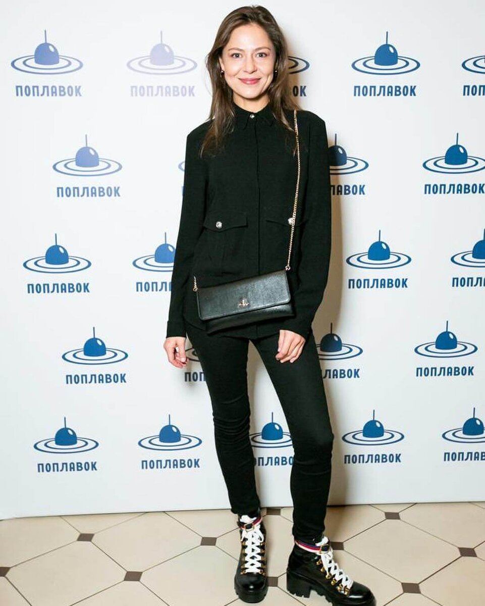 Здесь она в одежде подростка. Идет ей такой образ? Нет. Что-то не вяжется. Ищем...