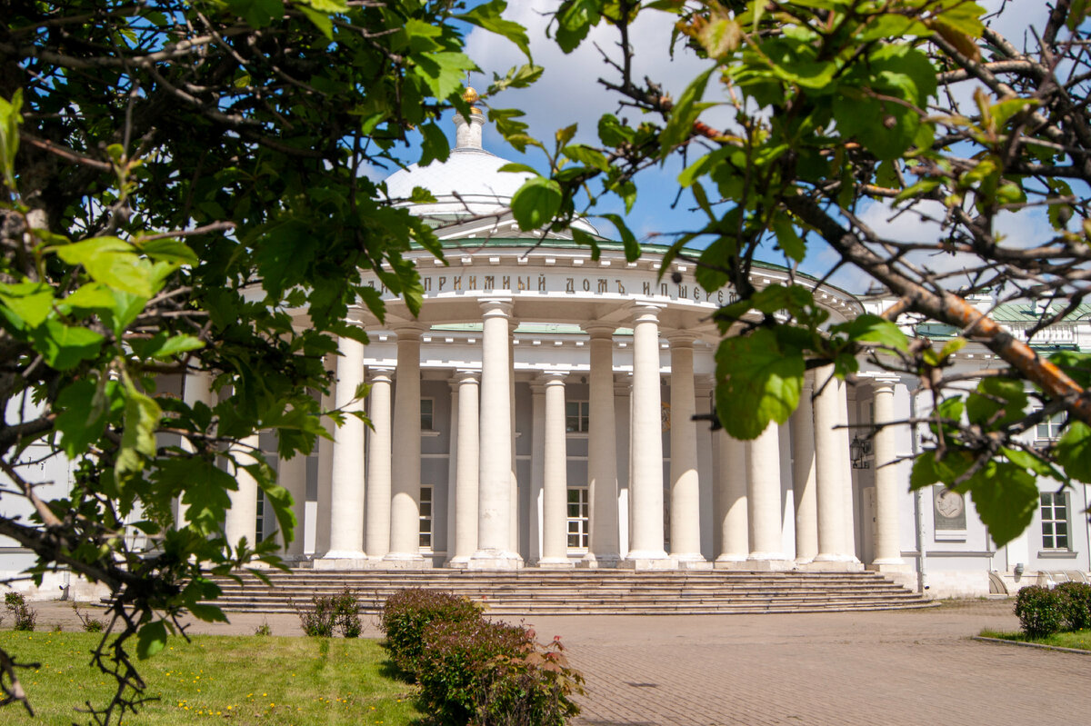 Странноприимный дом графа Шереметева на Большой Сухаревской площади.