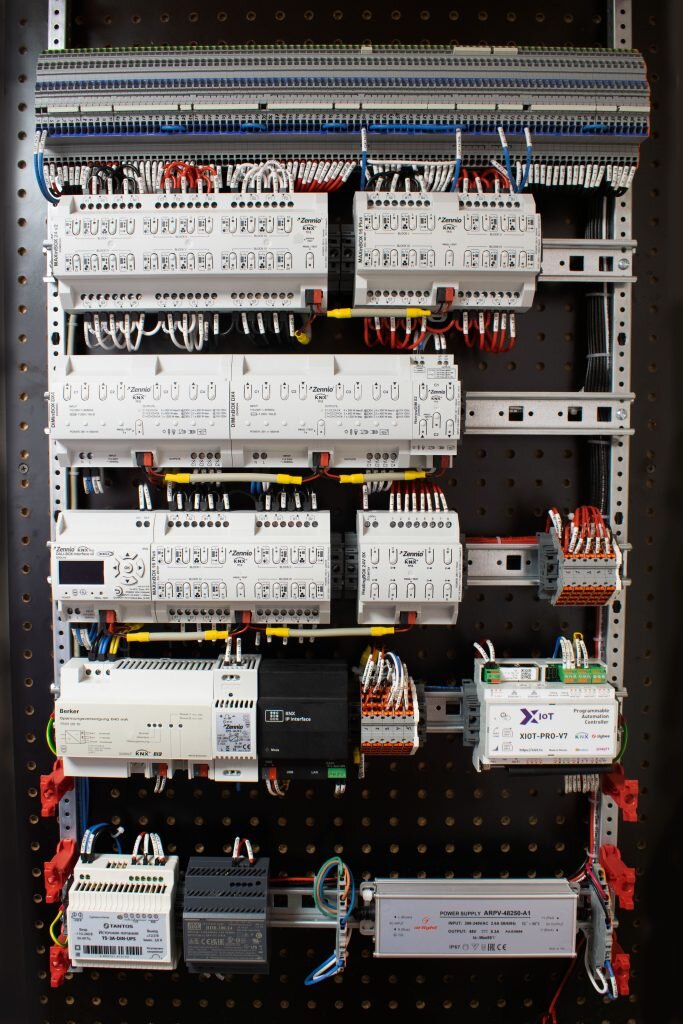 собранный щит управления xiot