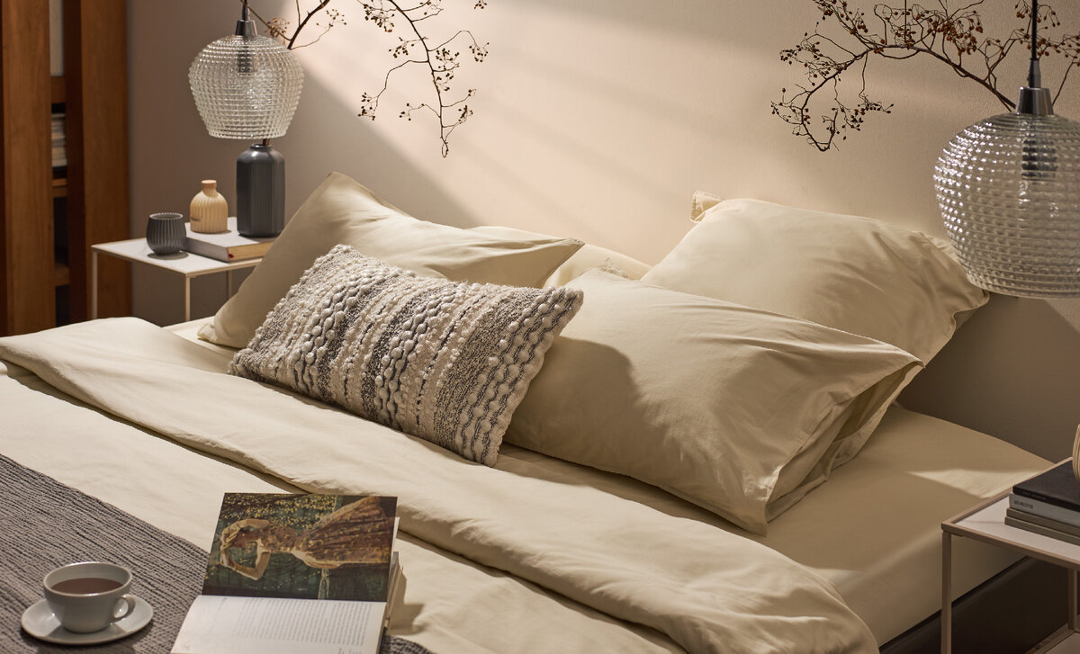 На фото: постельное белье TKANO из хлопка с брашинг-эффектом серо-бежевого цвета.