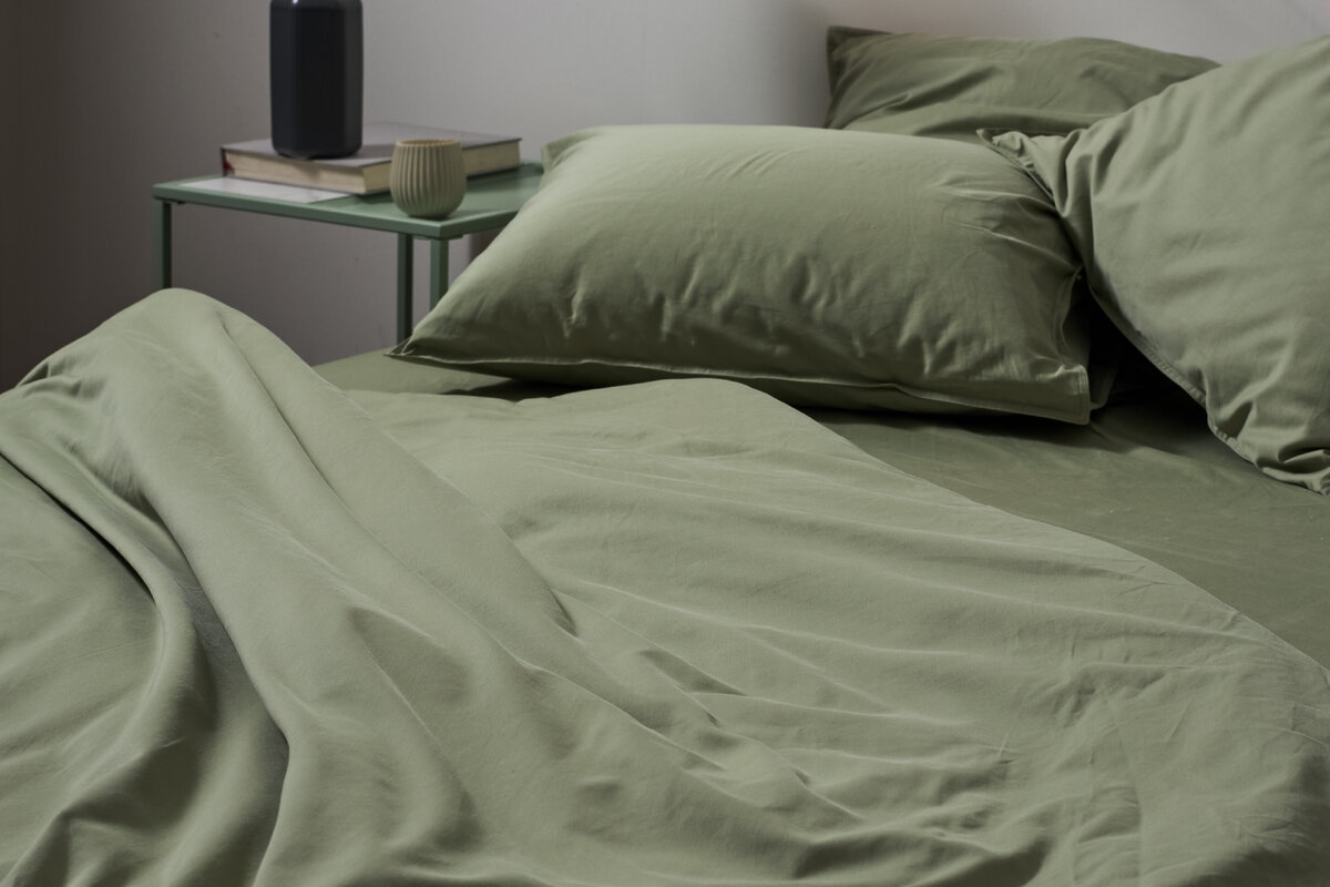 Если вы плохо спите, попробуйте заменить свой комплект постельного белья. На фото: постельное белье TKANO из хлопка с брашинг-эффектом цвета шалфея.