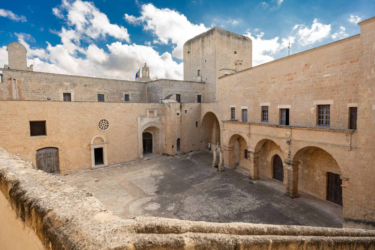    Говорят, этот замок в Апулии на юге Италии очаровывает всех, кто в нем побывал. Каждый камень рассказывает о его средневековой истории, о битвах и искусстве, о рыцарях и феодалах.-2